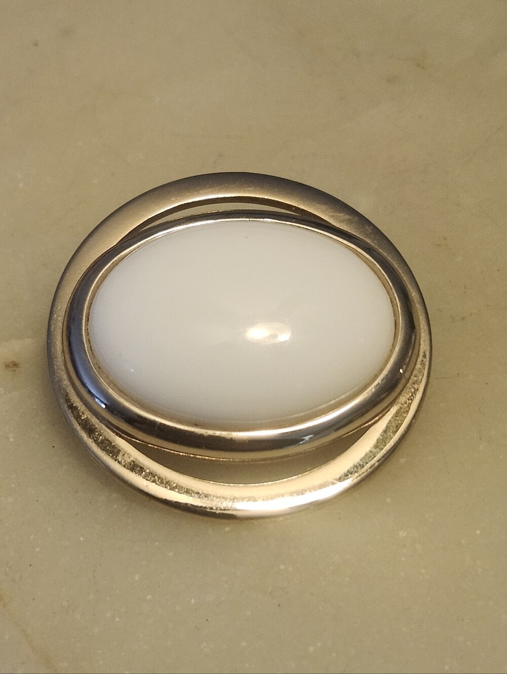 Vtg Avon "Accent In White" Gold Tone Oval Brooch White Lucite Cabochon Center